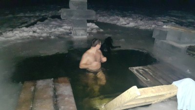 2016.01.19 Игорь и Тая в проруби на Волме.jpg